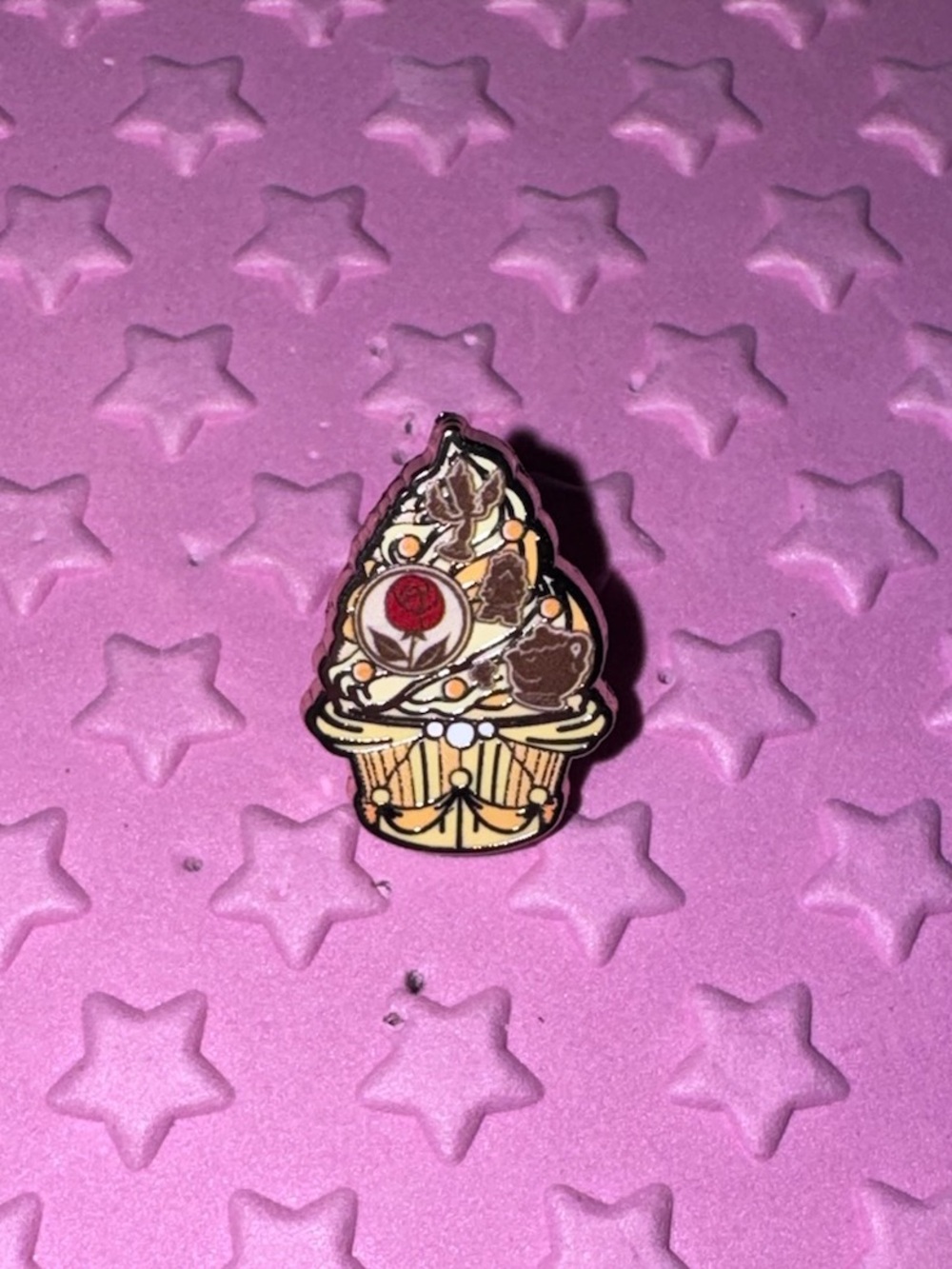 LE 100 PALM Belle chaser micro Disney princess cupcake pin